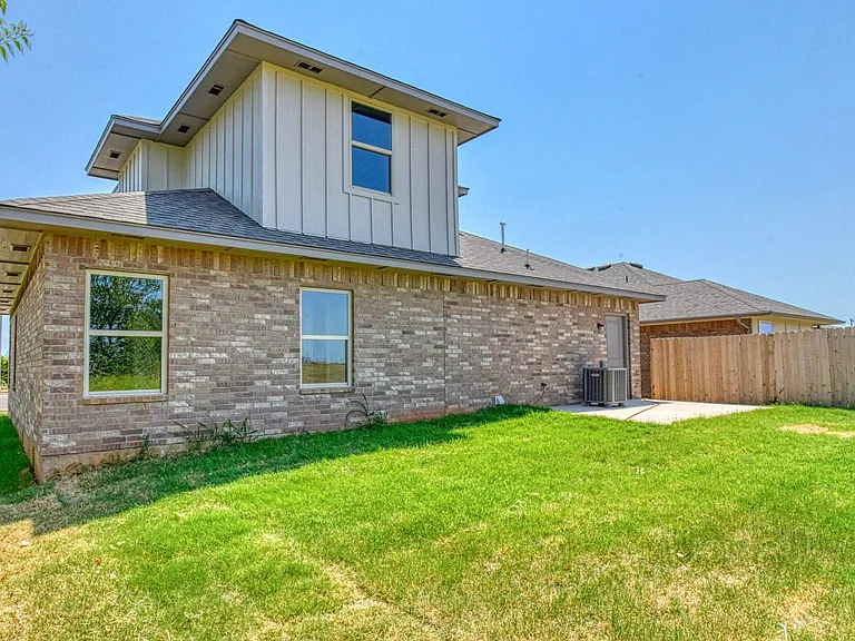 8101 Solare Pl — Photo 33