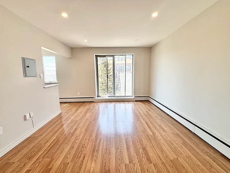 10 Park Ave W — Photo 2