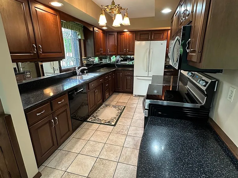 1512 Winsted Dr — Photo 9