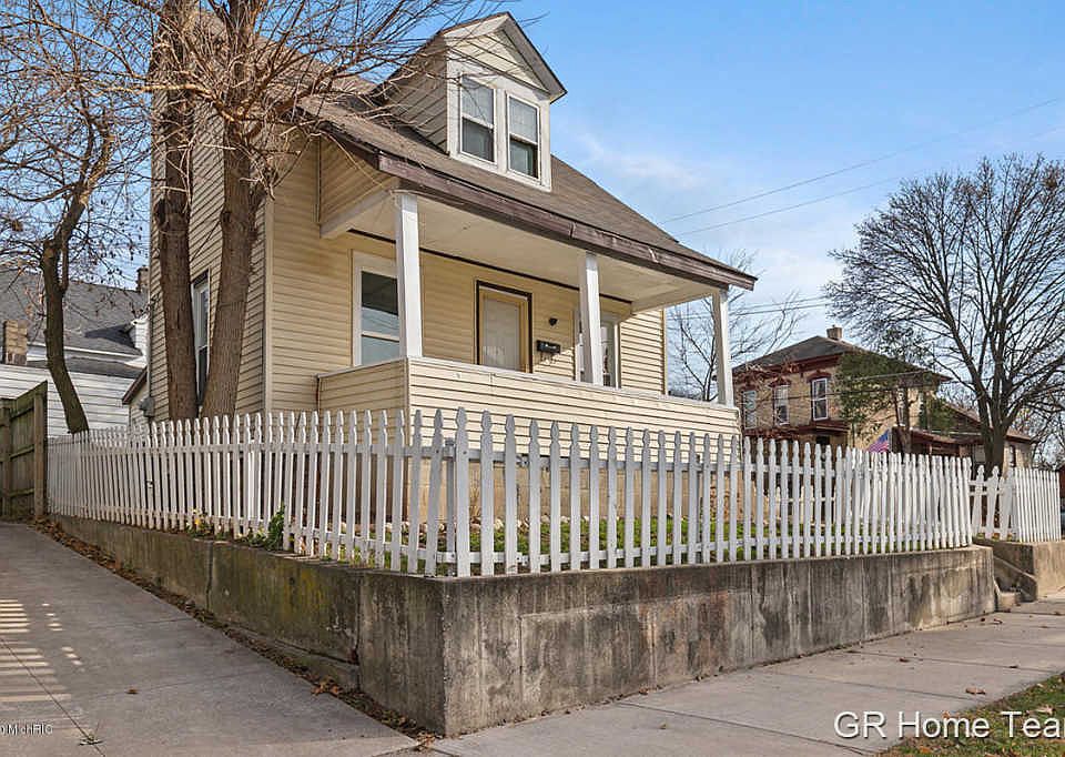 1st image of 1300 Maude Ave NE