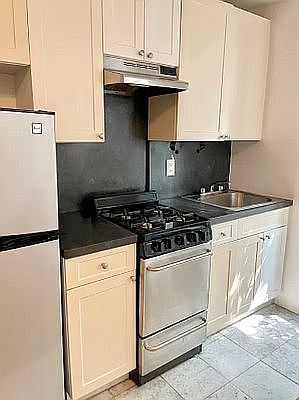 3rd image of 544 W 50th St #B5r