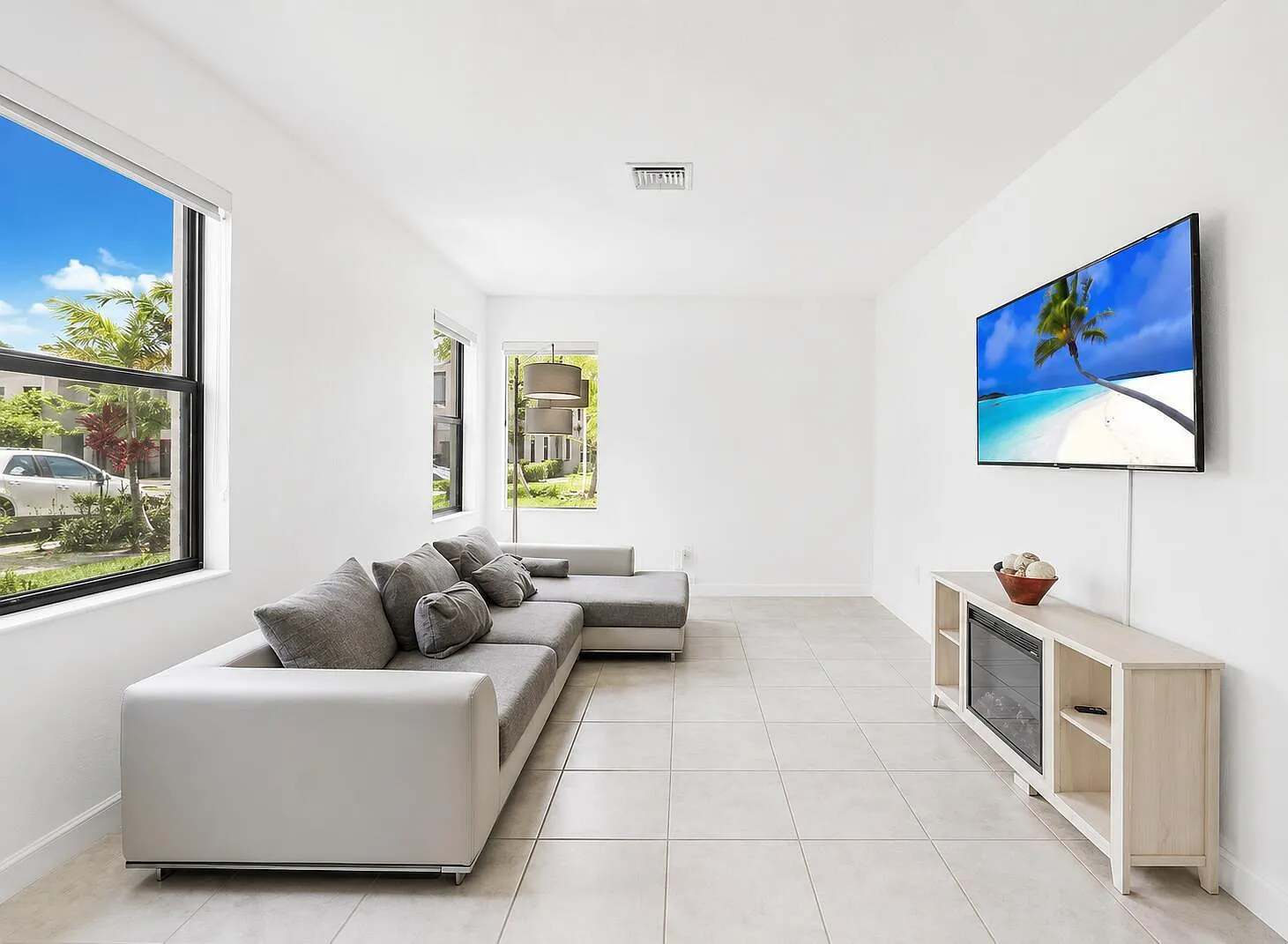 4 bed, 3.5 bath, 2086 sqft, $4,350 — Photo 4