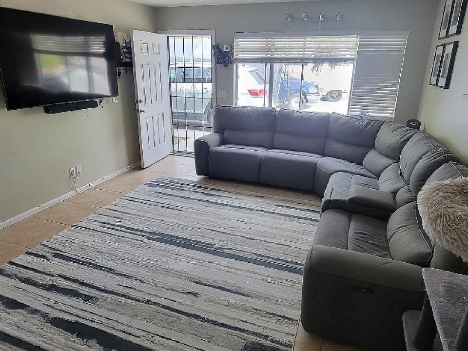 1st image of 325 Peters Dr