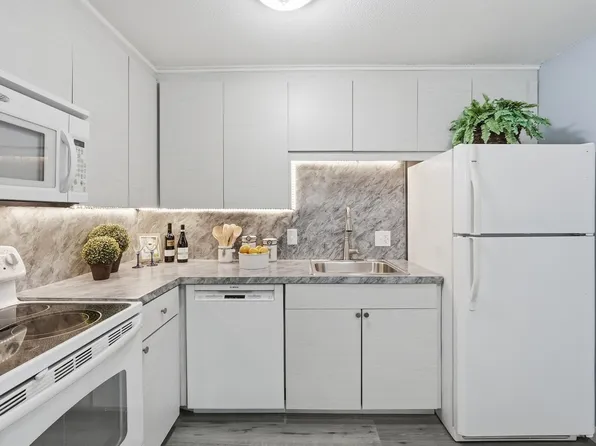 176 Maple Ave APT 1-36, Rutland, MA 01543