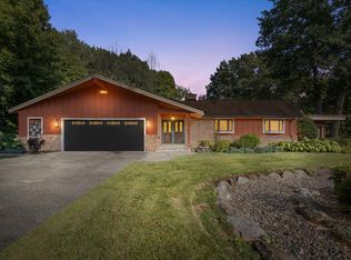 960 Holly Ridge Ct, Brookfield, WI 53045