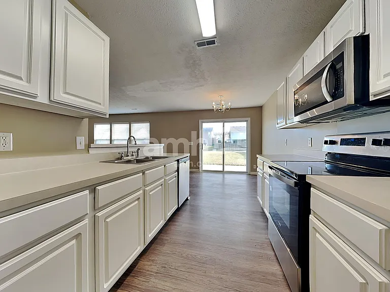 4060 Longfellow Dr — Photo 4