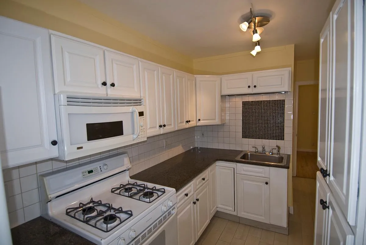 3 bed, 1050 sqft, $1,800 — Photo 2