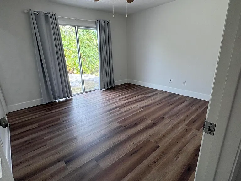 285 NE Floresta Dr — Photo 13