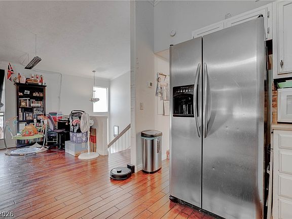 3rd image of 1304 Capri Dr APT A