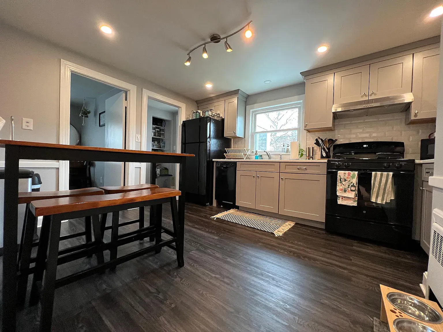 3 bed, 1.0 bath, 1100 sqft, $3,150 — Photo 3