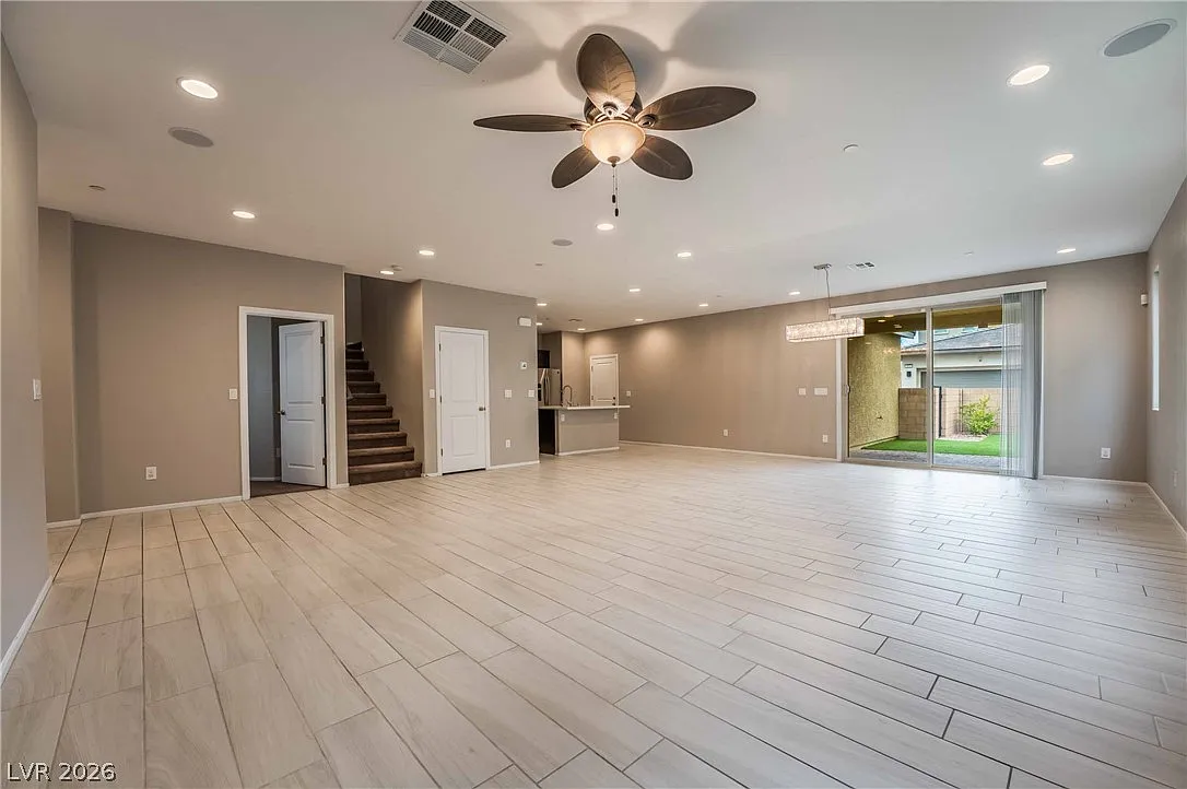 4 bed, 3.0 bath, 2384 sqft, $2,600 — Photo 3