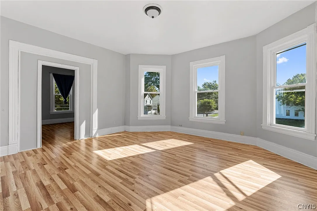 4 bed, 1.0 bath, 3034 sqft, $2,150 — Photo 2