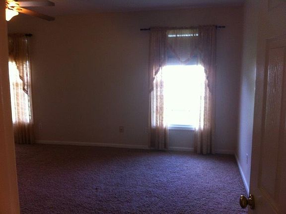5th image of 104 Stratford Ln