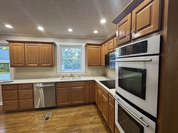 3rd image of 1629 Edgewood Dr