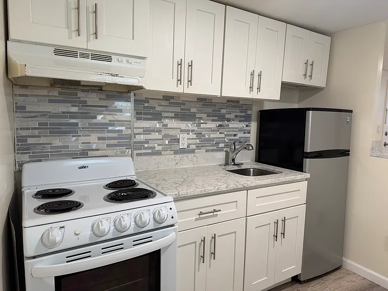 1101 43rd St #B1 — Photo 2