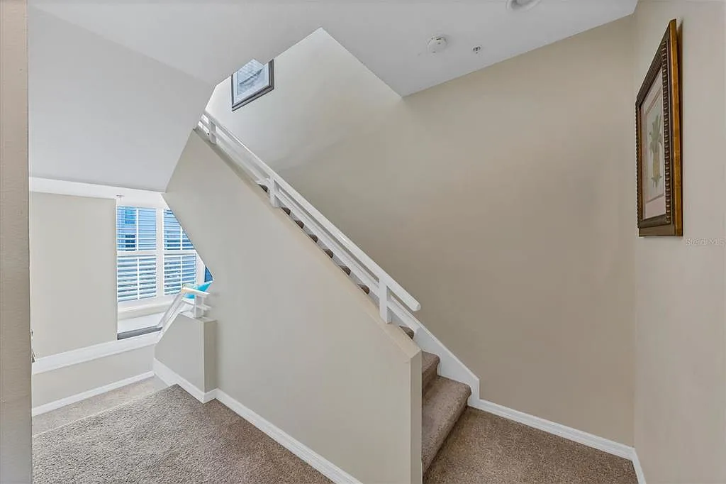 3 bed, 3.0 bath, 1590 sqft, $5,200 — Photo 3