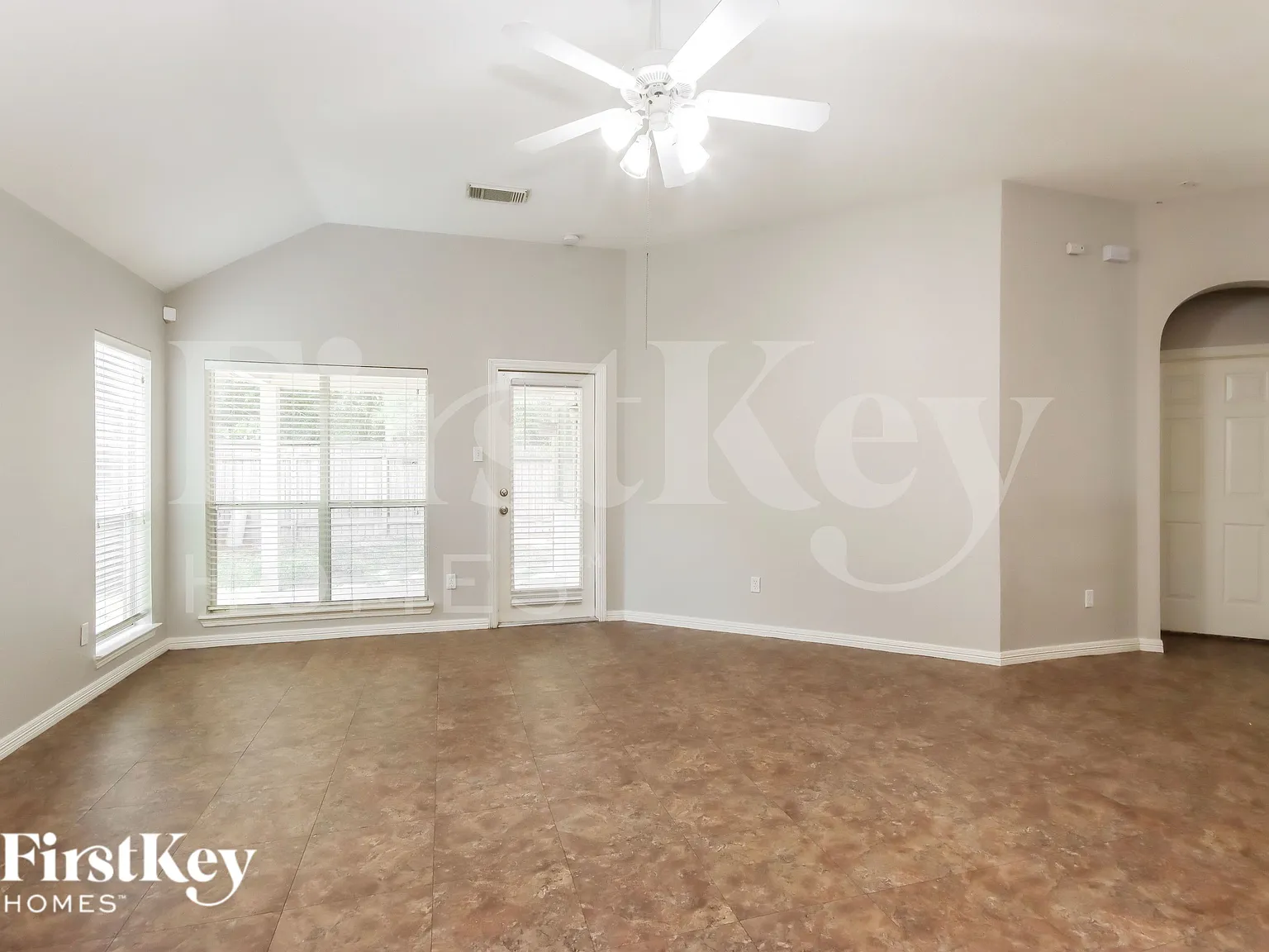 4 bed, 2.0 bath, 2171 sqft, $2,060 — Photo 3