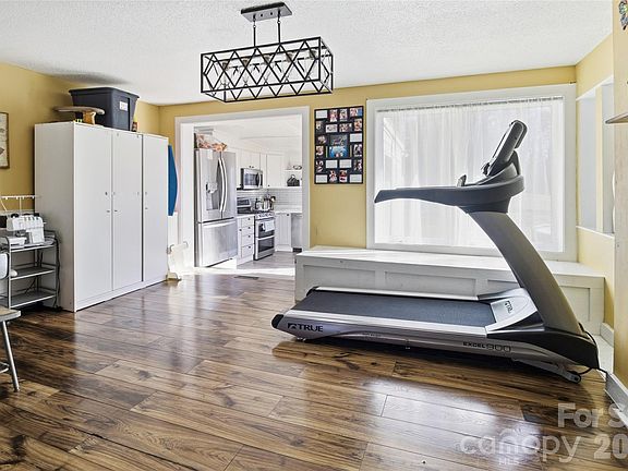 5th image of 2410 Juniper Dr