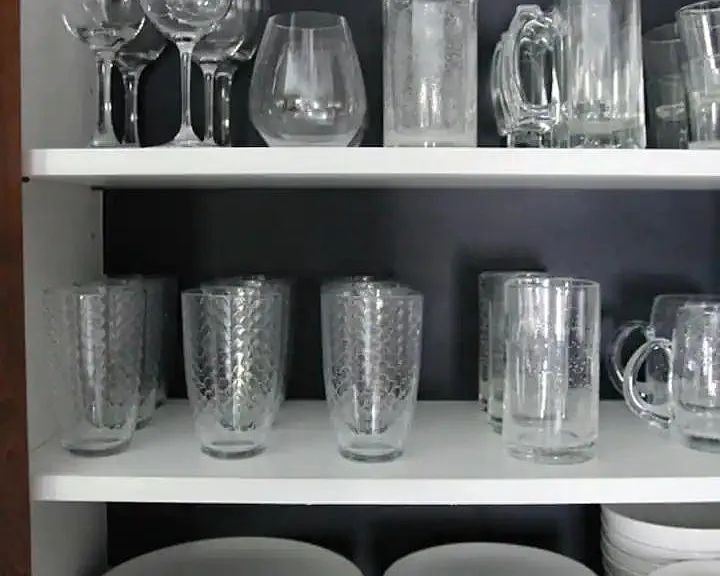 Enhance your dining experience with a selection of glassware suitable for any occasion, from intimate dinners to festive celebrations.