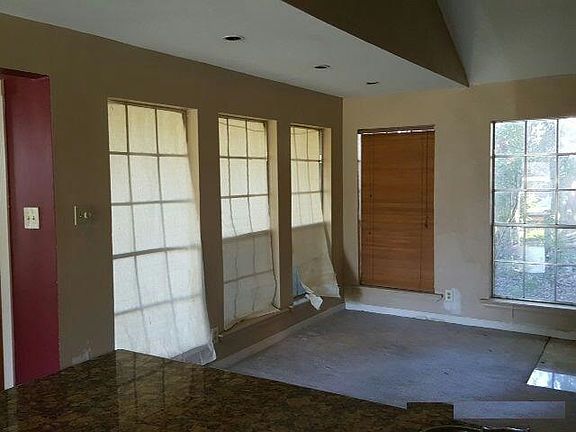5th image of 39 Honeysuckle Ln