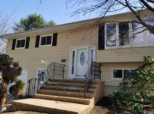 20 Ridgewood Ave, Brentwood, NY 11717