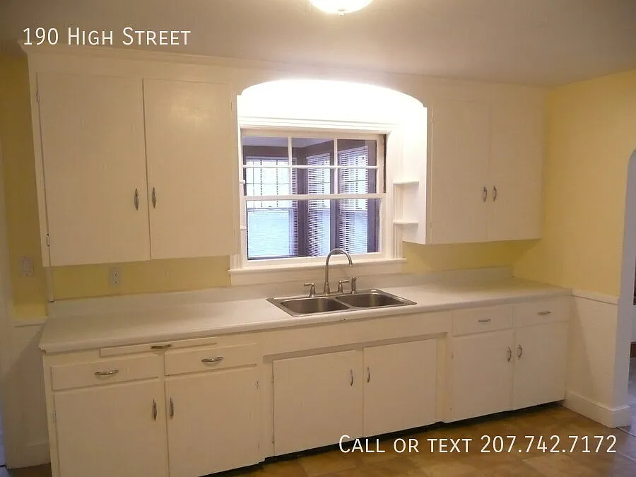 Large 2 BR second floor apartment with garage and laundry hook-ups — Photo 2