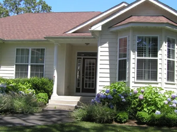 https://photos.zillowstatic.com/fp/5d1d6b93a8a70c68e1dd0b0f9feb9075-p_e.webp
