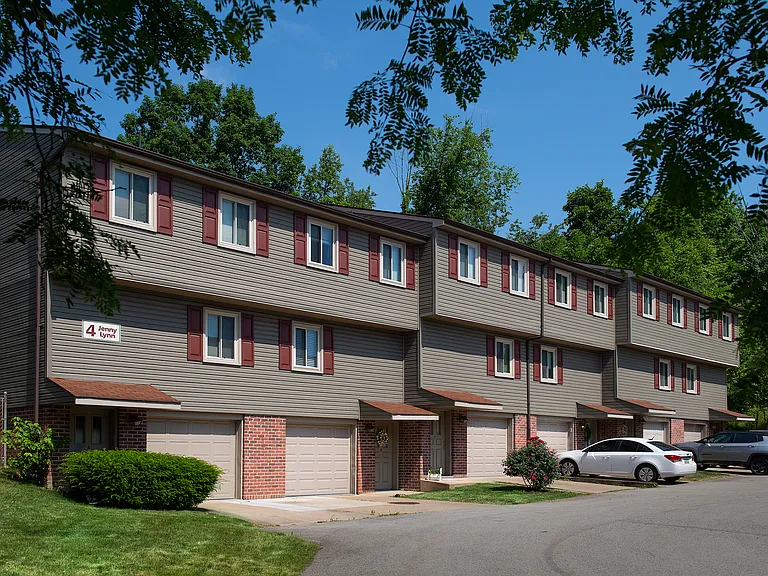 Holiday Park Apartments and Townhomes — Photo 25