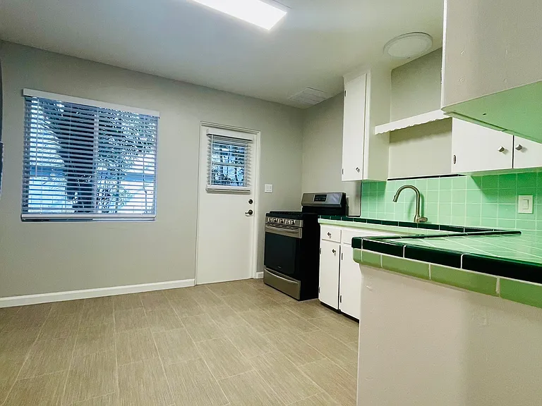4518 Illinois St — Photo 6