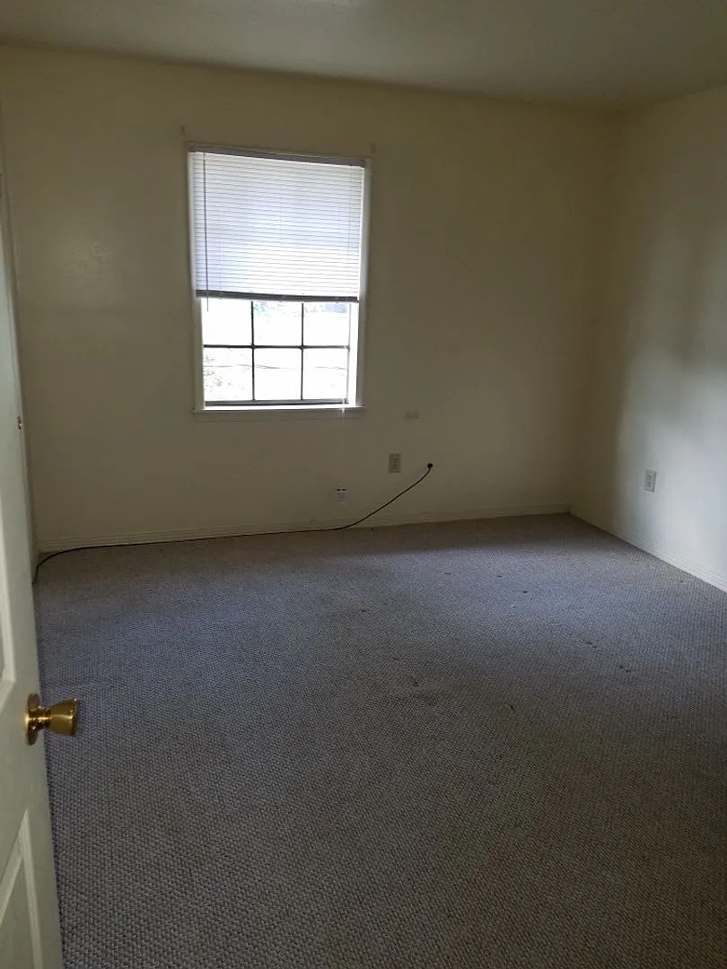 3303 Davis Street Apartments — Photo 4