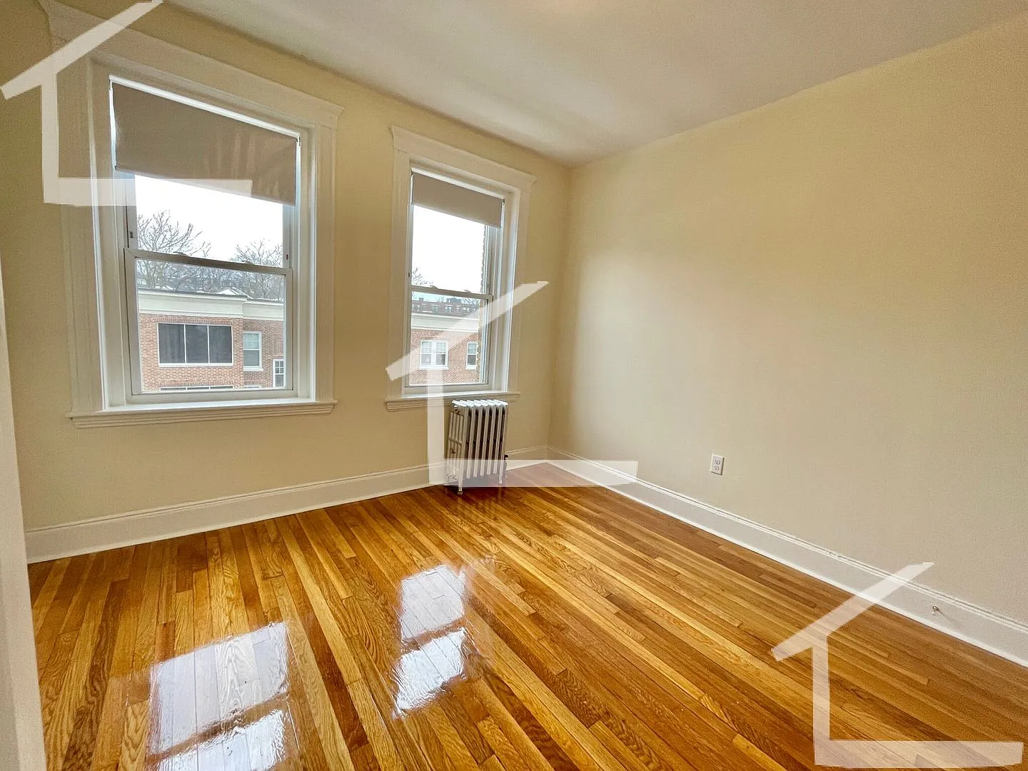 No Brokers Fee, No Security Deposit, Heat, Hot Water Included, Laundry on a Site — Photo 2
