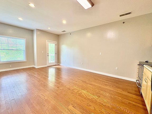 4th image of 2903 Cherry St #611