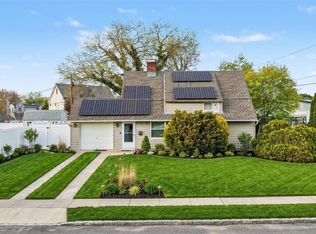 35 Meeting Lane, Hicksville, NY 11801
