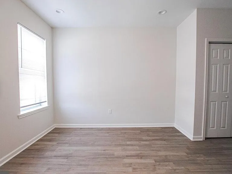 2727 E Monument St — Photo 3
