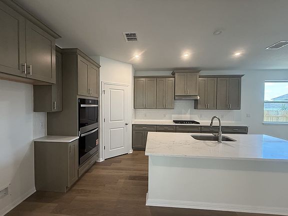 3rd image of 348 Glocken Ln