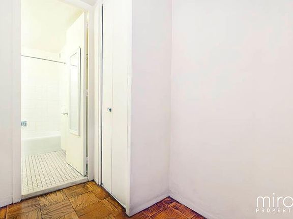 4th image of 300 E 33rd St APT 10G