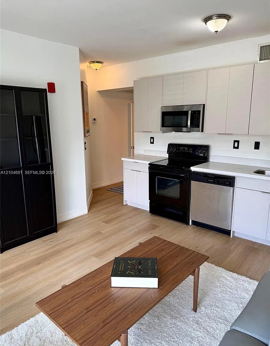 Eleven Condo — Photo 3