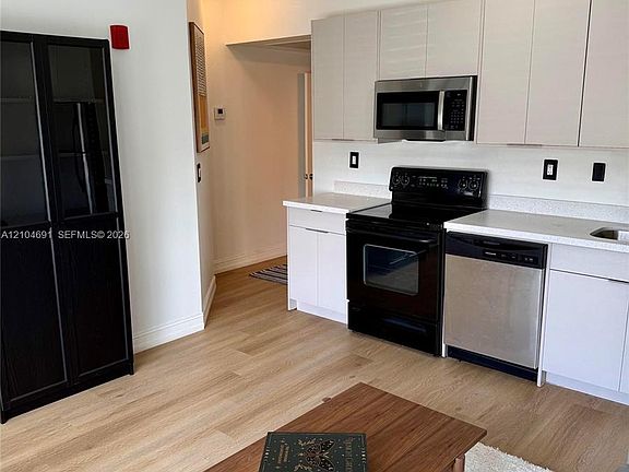 3rd image of 611 11th St APT 105