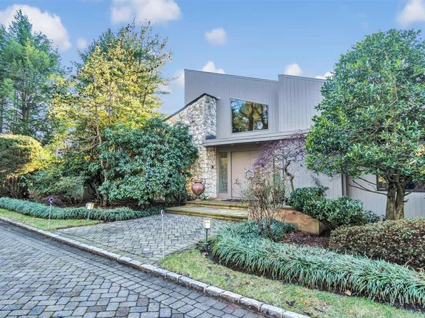 6 Trusdale Drive, Old Westbury, NY 11568