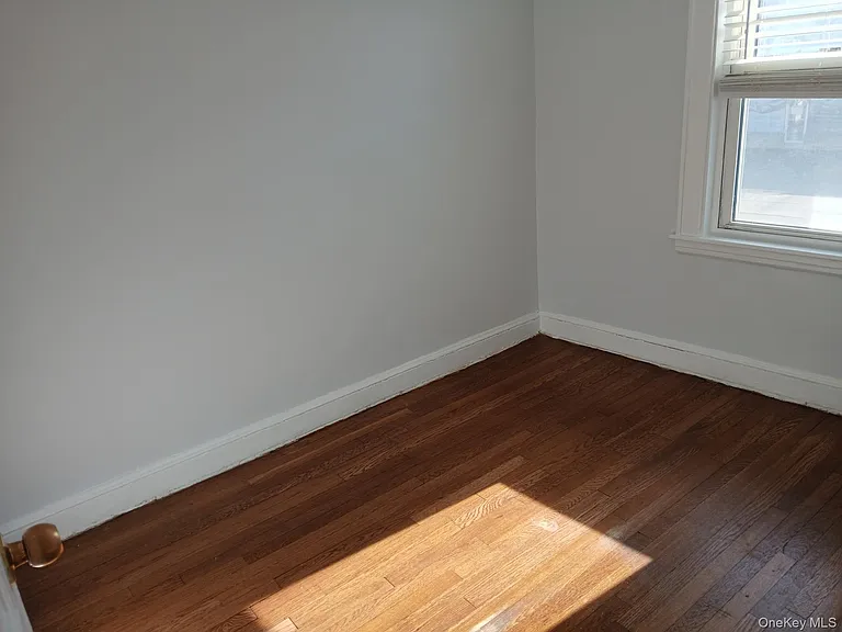666 Willis Ave — Photo 10