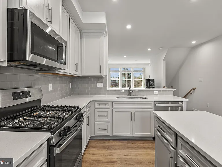 24 Sidney Ln — Photo 17