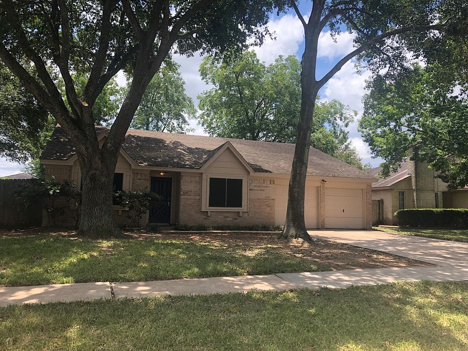 Freshly cut trees and power washed front welcome you home!