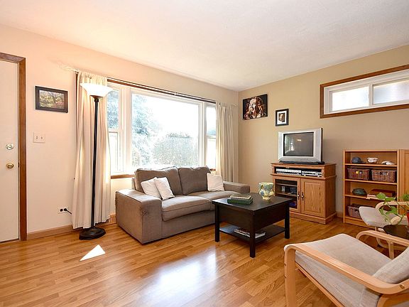 3rd image of 233 Meadow Ln