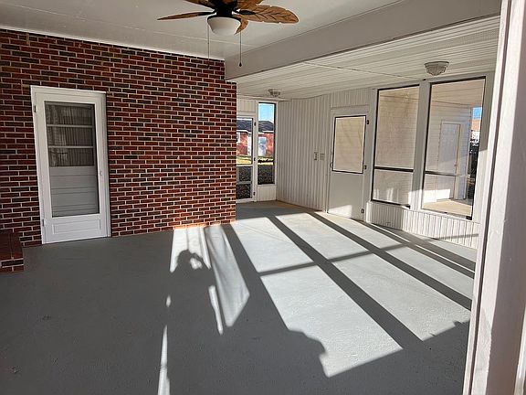 4th image of 919 Elm Ave