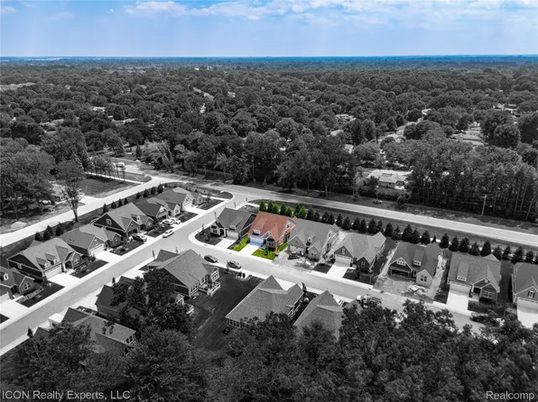 2396 Pondview Ln, Troy, MI 48085