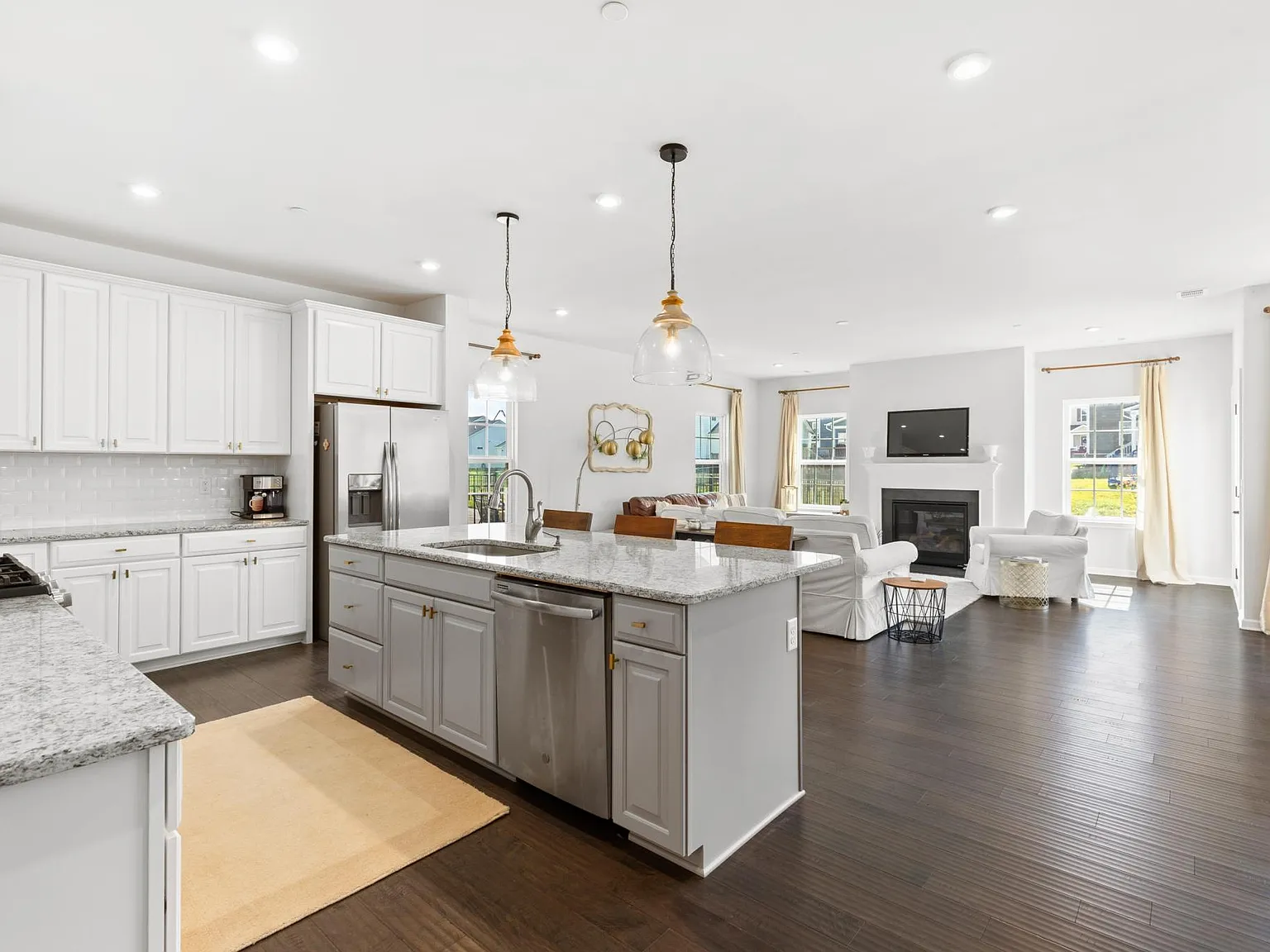 4 bed, 2.5 bath, 2532 sqft, $4,050 — Photo 1