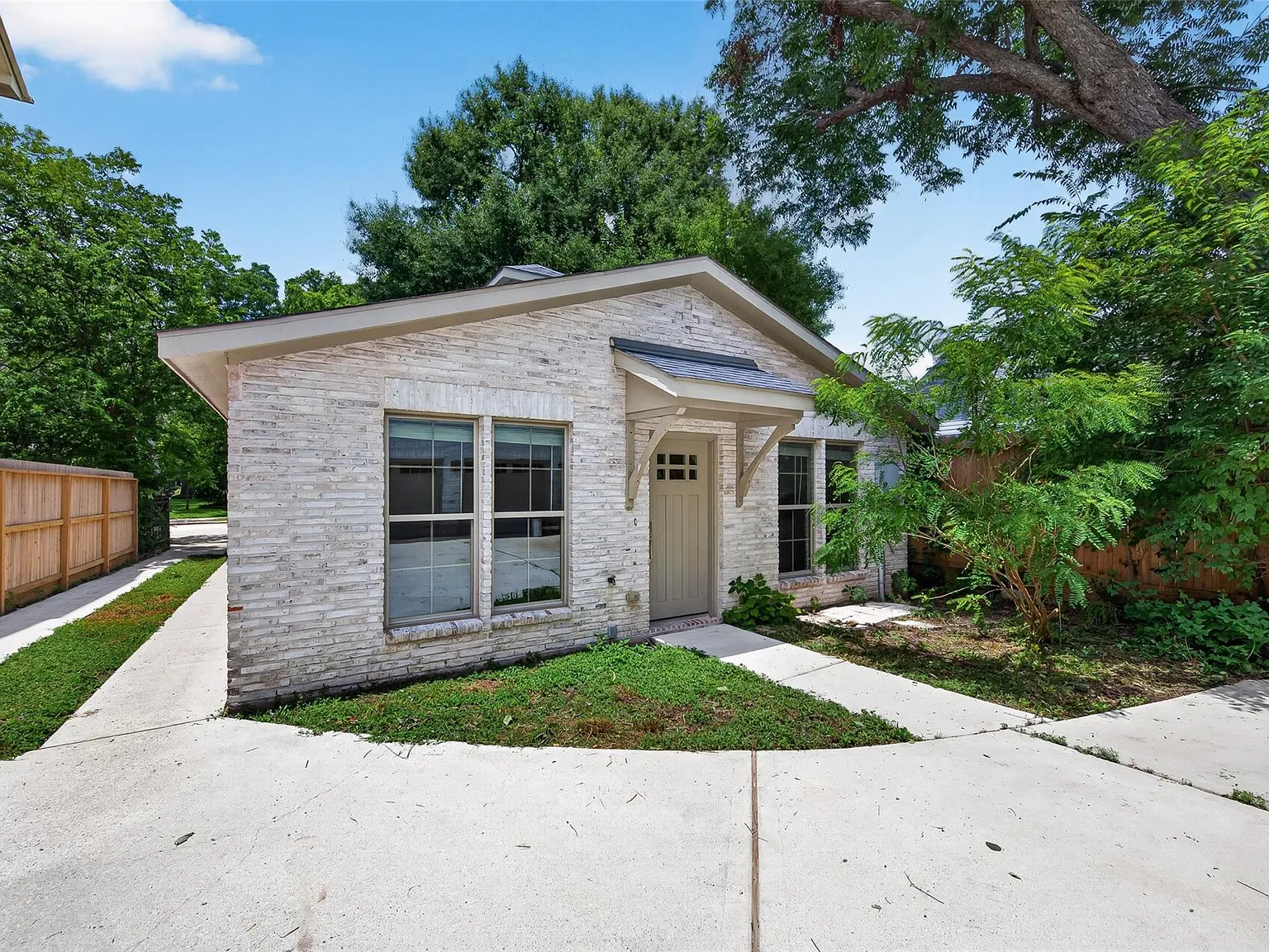 2 bed, 2.0 bath, 1203 sqft, $3,000 — Photo 3