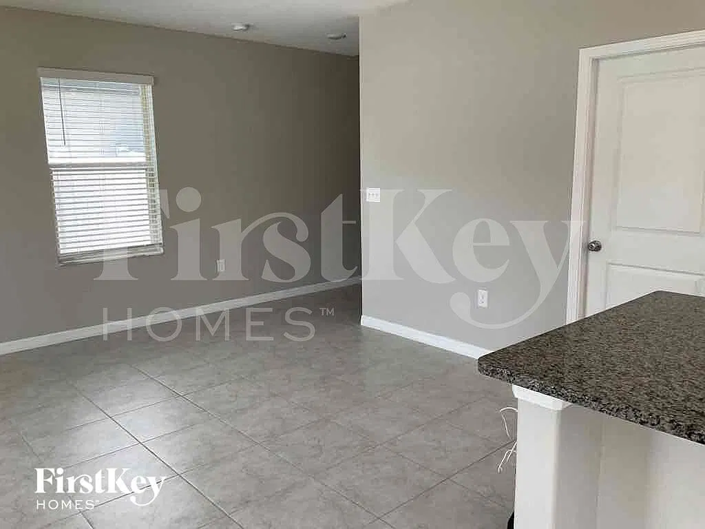 4 bed, 2.5 bath, 1914 sqft, $2,665 — Photo 3