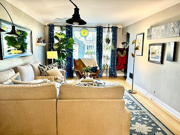 Living room, windows 2022