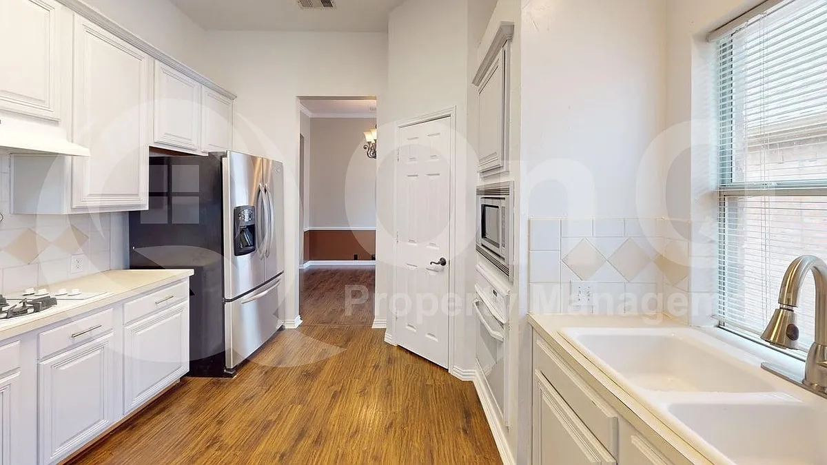3 bed, 2.0 bath, 1727 sqft, $2,299 — Photo 4